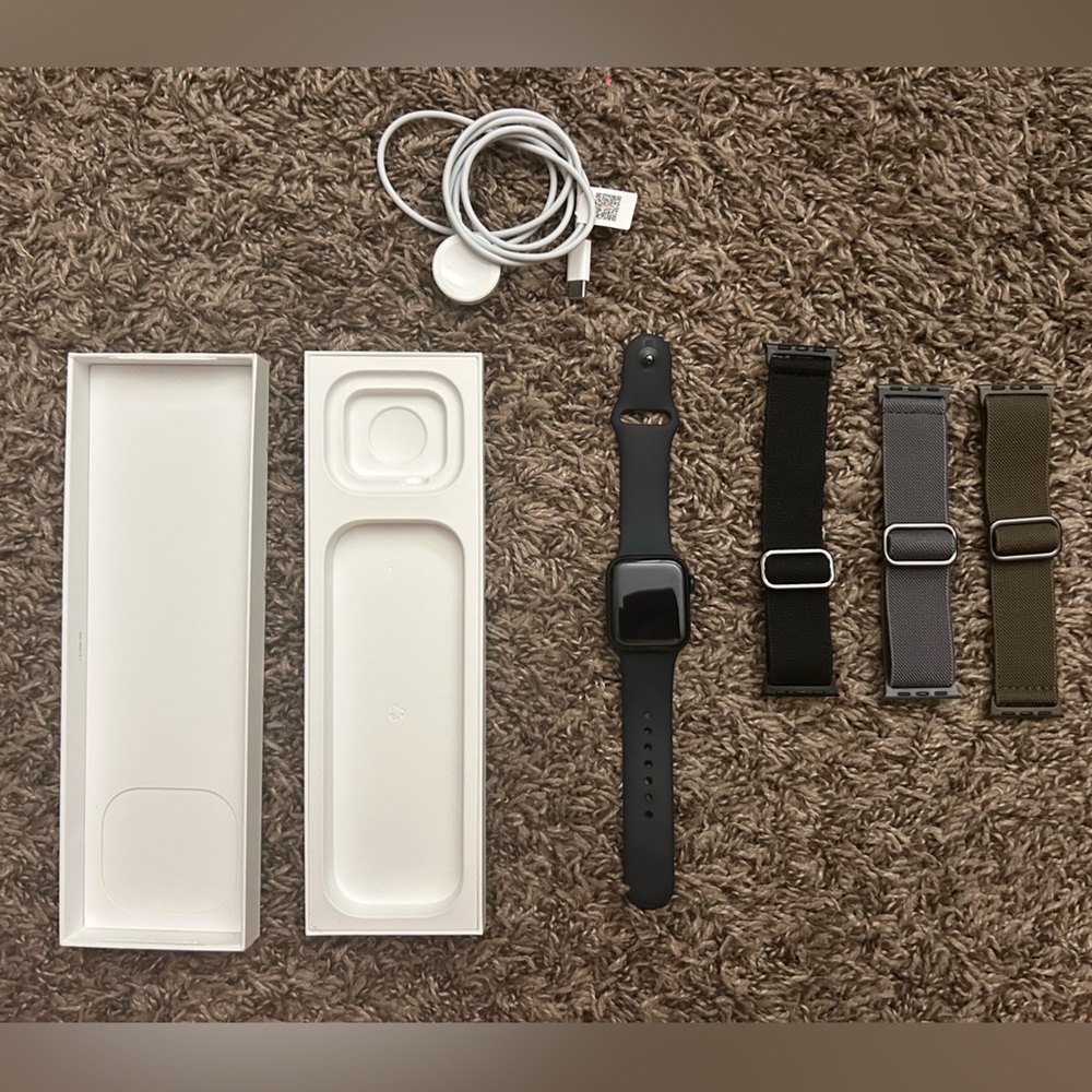 Almost New Apple Watch SE +Charger and 3 extra bands